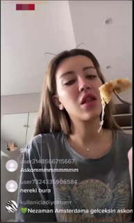 Mikaraun Yayı yemek yerken kendini kaptırıp memelerini açıyor ve hemen yayını kapatıyor